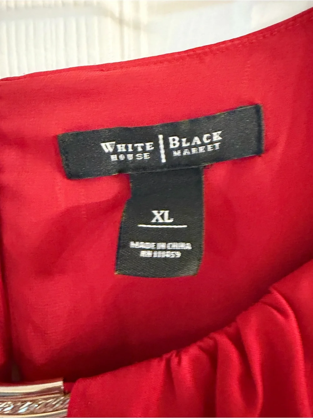 White House Black Market Red Sleeveless Blouse XL Gold Hardware Keyhole Top - Picture 4 of 6